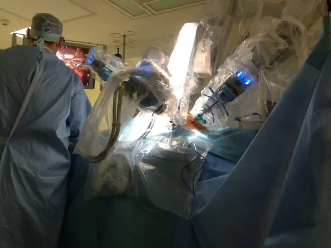 Smart Hospitals - Mit computergestützten OP-Robotern führen Chirurgen Eingriffe zielgenau aus